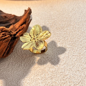 Adjustable golden flower ring with five-petal texture made of stainless steel for women