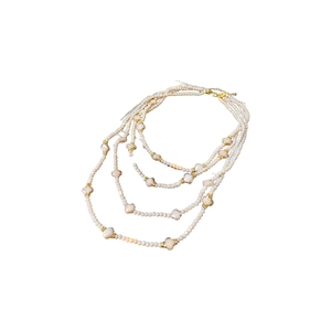 Collier multi-rangs en perles avec breloques trèfle dorées et détails en nacre chic