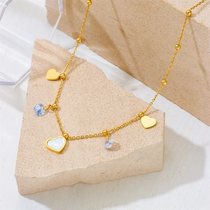 Collana in acciaio al titanio con cuori, conchiglia bianca e cristalli blu su pietra