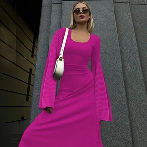Scatto street style di abito lungo in maglia a coste fucsia a maniche lunghe