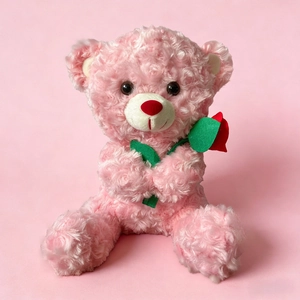 Ours en peluche rose avec texture rose tenant une rose rouge en position assise