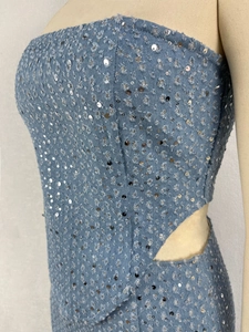 Détail du haut bandeau en jean avec paillettes argentées, franges et découpes latérales