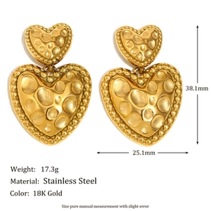 Boucles d'oreilles cœur vintage en acier inoxydable doré 18K avec texture martelée et mesures