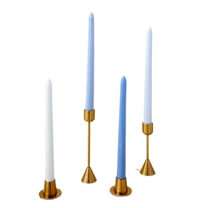 Set de velas cónicas de 25 cm con cuatro portavelas de metal dorado sobre fondo blanco