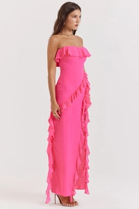 Détail d'une robe rose à épaules dénudées avec ourlet à volants et fente latérale élégante