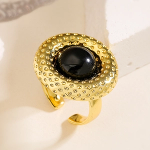 Vintage-Ring mit 18K Vergoldung, schwarzem Edelstein und strukturierter Geometrie
