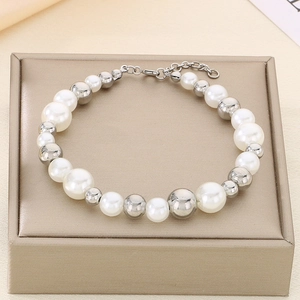 Détail du bracelet en perles d'eau douce avec billes argentées et fermoir mousqueton réglable