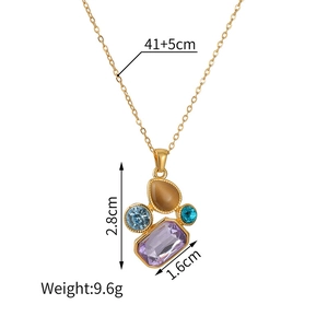 Collana dorata con ciondolo in gemme multicolore e indicazioni delle misure