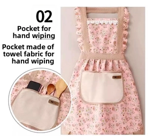 Détail du tablier floral avec poche essuie-mains fonctionnelle en tissu éponge