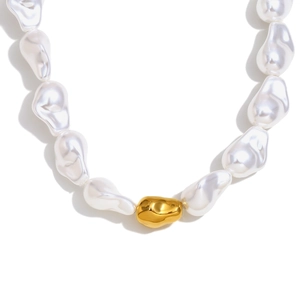 Collier de perles baroques avec perle en acier doré 18K présenté en vue de dessus élégante