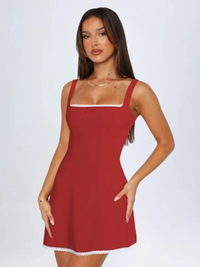 Mini abito rosso stile Hepburn con bordo in pizzo bianco e scollo quadrato su modella