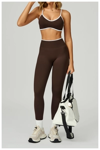Ensemble de yoga marron deux pièces avec bordures blanches et legging à taille haute
