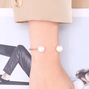 Minimalistischer 18k vergoldeter Edelstahl Armreif mit zwei Perlen am Handgelenk