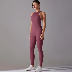 Détails de la combinaison de yoga prune extensible avec fermeture éclair et décolleté licou