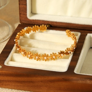 18K gold-plated stainless steel cuff bracelet with white pearl daisy flower charms