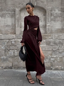 Elegante abito bordeaux a maniche lunghe con ritaglio in vita e spacco laterale alto