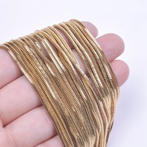 Nahaufnahme mehrerer 1,5 mm 18k Gold-Schlangenketten mit dichter Webstruktur