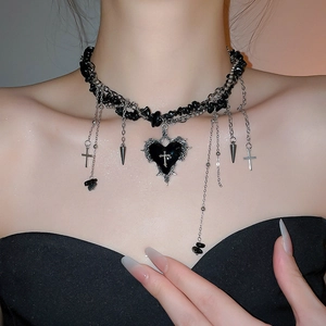 Detailaufnahme der Gothic-Herz-Halskette mit schwarzen Steinen am Hals des Models