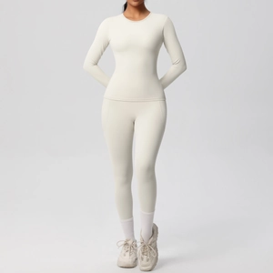 Détail d'un ensemble de yoga blanc crème avec manches longues et poches latérales