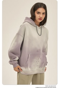 Detail van vintage hoodie met paars kleurverloop en gerafelde randen voor een retro look