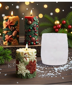 Vista dettagliata di stampi in silicone e candele natalizie con motivi di fiocchi di neve