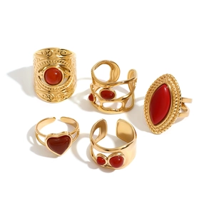 Set di 5 anelli vintage in acciaio dorato con eleganti accenti in agata rossa