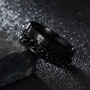 Anillo de acero negro para hombre con runas vikingas y diseño de cadena estilo nórdico.