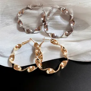 Boucles d'oreilles créoles spirales métalliques en fini or et argent pour femme