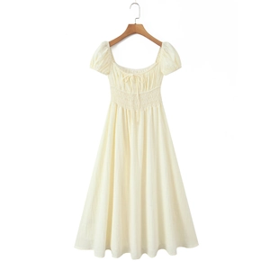 Französisches Midi-Kleid mit Puffärmeln in Cremeweiß, Carré-Ausschnitt und Schnürung
