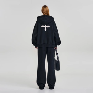 Vue arrière du survêtement en coton noir avec motif de croix blanche sur le sweat à capuche