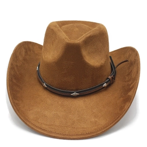 Détail d'un chapeau de cowboy marron avec des clous argentés sur le bandeau en cuir