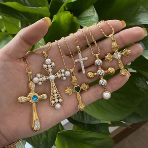Détails de six colliers croix en or 18k avec perles et pierres précieuses colorées