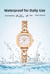Gros plan de la montre étanche en or rose pour femme avec bracelet chaîne dans l'eau