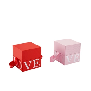 Boîtes cadeaux carrées en papier rouge et rose avec poignées en soie et texte LOVE