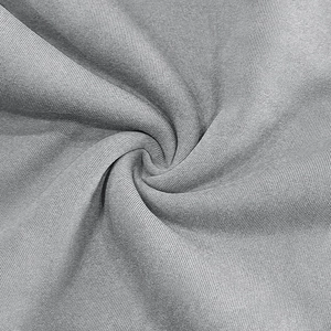 Vista macro della trama del tessuto a maglia grigio chiaro per felpa casual da uomo con zip