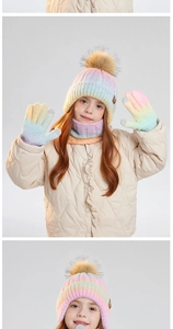 Details des bunten Stricksets mit Mütze, Bommel, Schal und Handschuhen im Farbverlauf