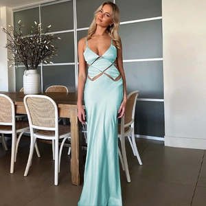 Elegante abito lungo in raso verde menta con schiena scoperta e ritagli in vita decorati