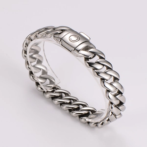 Vue détaillée du bracelet à chaîne gourmette argentée avec fermoir à pression et anneaux