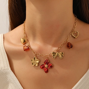 Collier vintage en acier inoxydable doré avec fleurs rouges et pendentifs cœurs sur mannequin