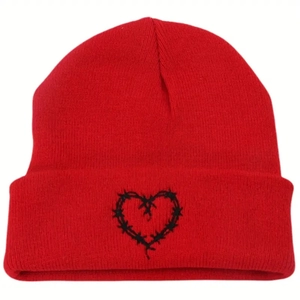 Bonnet en tricot rouge d'hiver avec broderie coeur en fil de fer barbelé noir sur le bord
