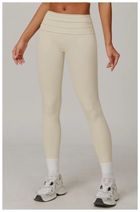 Détail de la taille haute côtelée sur un pantalon de yoga beige à compression sans couture