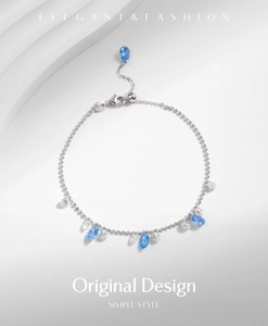 Detailmakro von S925 Silberarmband mit blauen Tropfen-Edelsteinen und glänzenden Akzenten