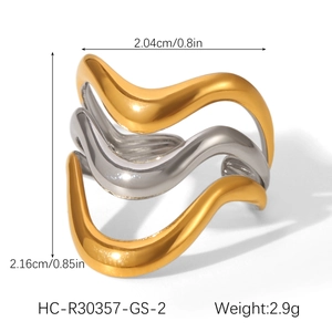 Three-layer wavy mixed metal ring dimensions showing 2.04cm width and 2.9g weight