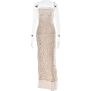 Dettaglio di elegante abito a fascia con paillettes color champagne e tulle