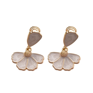 Élégantes boucles d'oreilles pétales de fleurs en émail blanc crème avec bords dorés