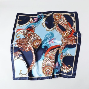 Foulard quadrato in satin blu e oro con motivi paisley e floreali per donna