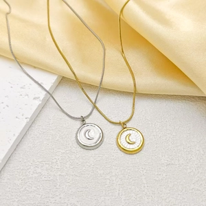 Collier Pendentif Lune En Acier Inoxydable Avec Incrustation De Nacre Blanche Chaîne Serpent Bijoux Élégants Pour Femmes