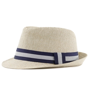 Detalle del tejido de paja beige del sombrero con banda decorativa de rayas azules y blancas