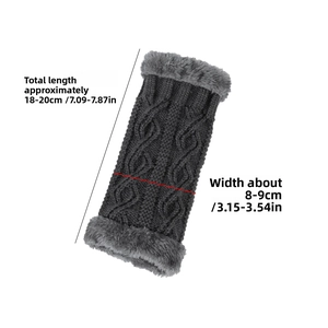 Détail de mitaines en tricot gris foncé avec bordure en fourrure et dimensions