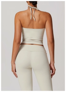 Vue arrière du haut de yoga dos nu et leggings taille haute en blanc crème
